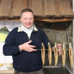 Matthias Richter beim Verkauf von Räucherfisch.JPG