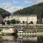 Blick von der Elbe zum Hotel